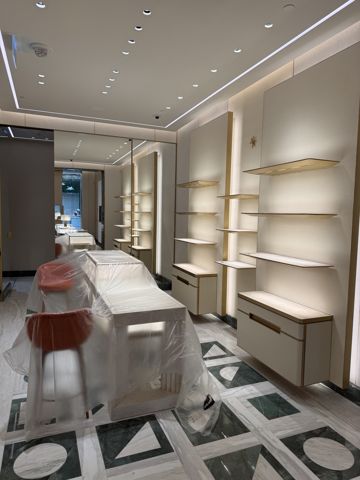 Bulgari · Oakridge Park · Wall displays and perimeter ceiling detail